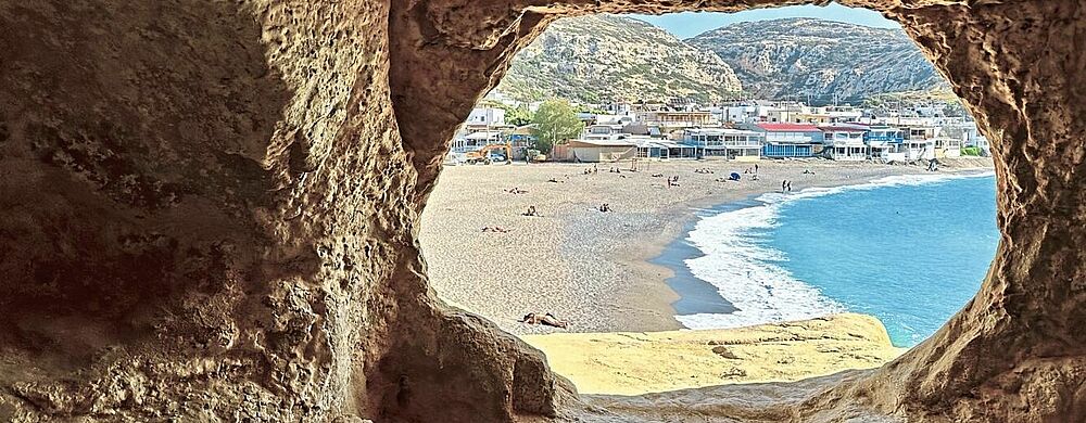 Blick aus einer Höhle auf das „beschauliche“ Matala. Foto: jm
