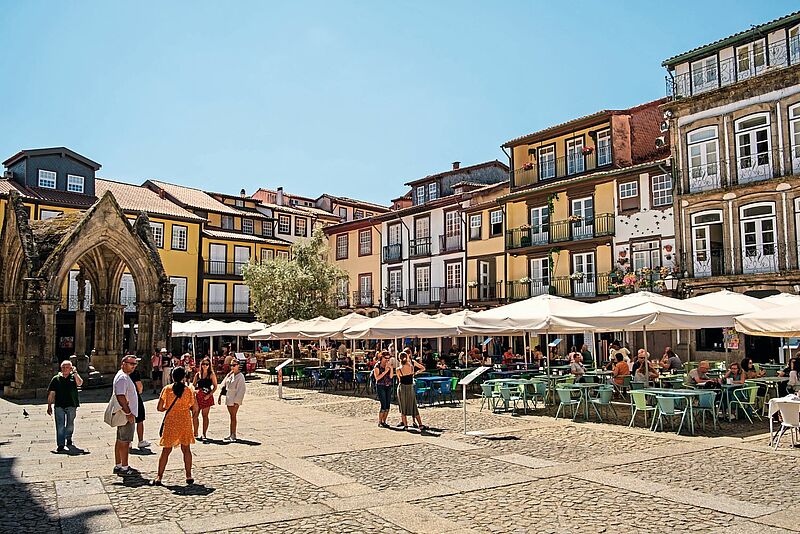 Der Platz da Oliveira  ist das Herz  der Stadt Guimaraes