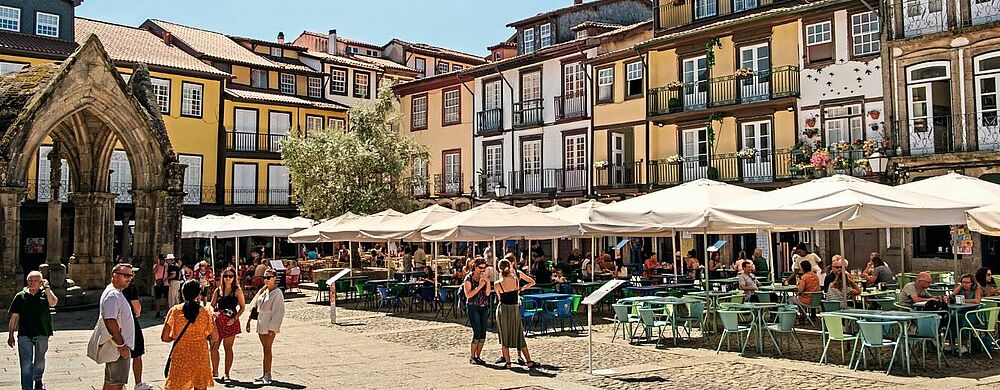 Der Platz da Oliveira  ist das Herz  der Stadt Guimaraes